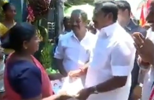 డబ్బులు పంచుతూ దొరికిన సీఎం