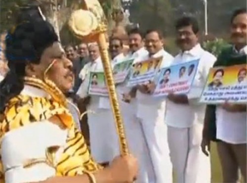 ఎపికి ప్రత్యేక హోదా కోసం పార్లమెంటు ప్రాంగణంలో టిడిపి ఎంపిల ధర్నా 