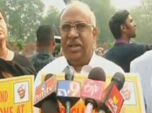 పార్లమెంటు ప్రాంగణంలో టిడిపి ఎంపిల ధర్నా 