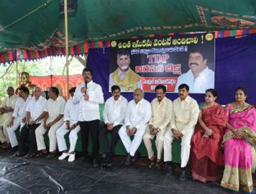ఇసుక కొరతపై నిరసన దీక్ష