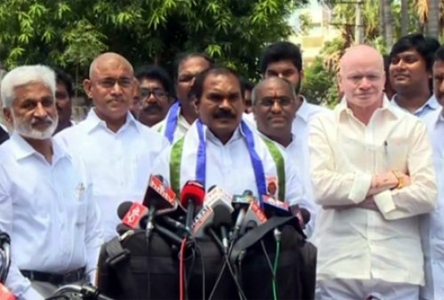 వైసీపీలో చేరిన తోట త్రిమూర్తులు