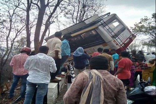 రోడ్డుప్రమాదంలో పది మంది భక్తులకు గాయాలు