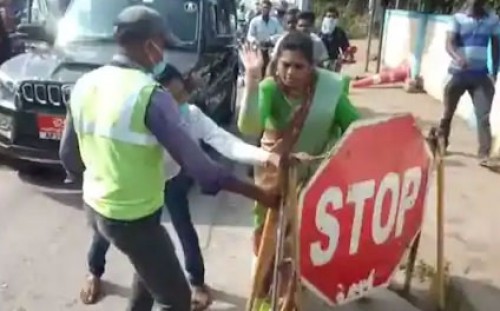 టోల్ సిబ్బందిపై వైసీపీ మహిళానేత వీరంగం