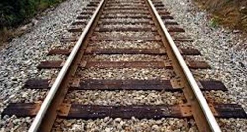 ఇద్దరు కూతుర్లతో సహా తాను రైలుకింద పడి ఆత్మహత్య చేసుకున్న తల్లి 