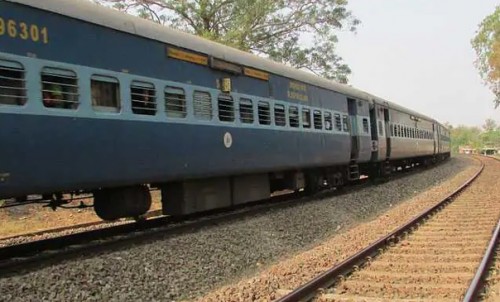 పెథాయ్‌ తుఫాను ప్రభావంతో పలు రైళ్లు రద్దు