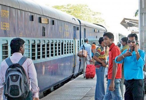 రాజధాని ఎక్స్‌ప్రెస్‌ ఇంజిన్‌ నుంచి విడిపోయిన బోగీలు