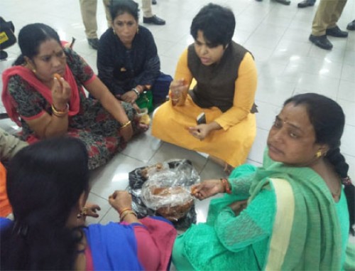 తృప్తి దేశాయ్ కి టాక్సీలు ఇచ్చేందుకు డ్రైవర్ల నిరాకరణ!