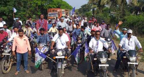 జగన్ సభకు తరలిన వైసీపీ నాయకులు