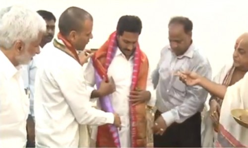 వైఎస్ జగన్‌కు టీటీడీ ప్రధాన అర్చకుల ఆశీస్సులు