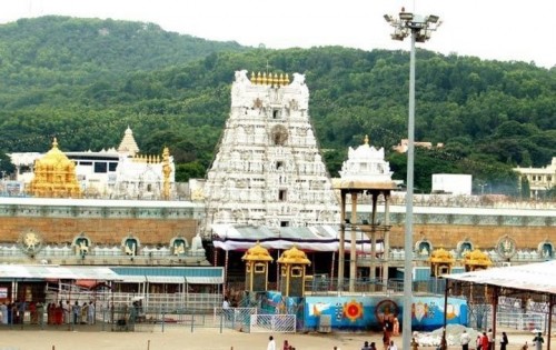 తిరుమల శ్రీవారి ఆలయం ముందు విషాదం..