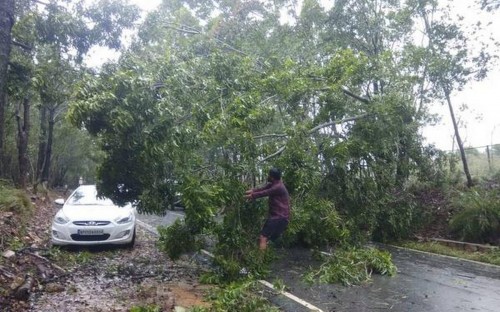  మొదటి ఘాట్ రోడ్డులో జారిపడిన కొండచరియలు