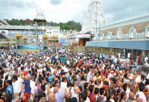 తిరుమలలో భారీగా పెరిగిన భక్తుల రద్దీ