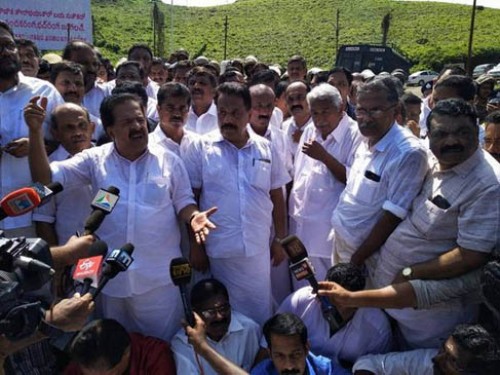 నిషేధాజ్ఞలు ఉల్లంఘించిన యుడిఎఫ్‌ కార్యకర్తలు 