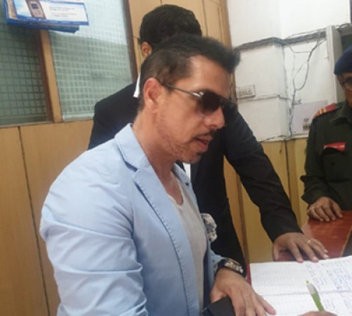 ఇ.డి. కార్యాలయానికి వచ్చిన వాద్రా