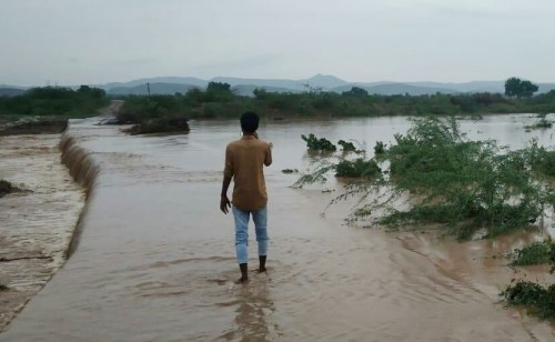 ఉధృతంగా ప్రవహిస్తున్నాయి వాగులు