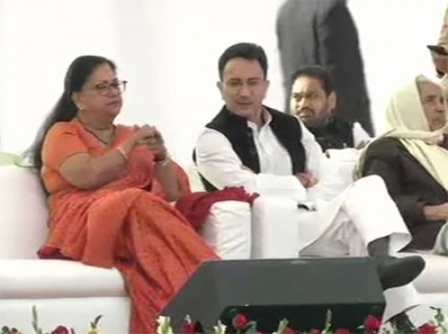 గెహ్లాట్‌ ప్రమాణ స్వీకారానికి హాజరైన మాజీ ముఖ్యమంత్రి వసుంధరా రాజె 