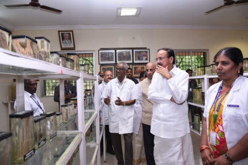 వెటర్నరీ పెథాలజీ మ్యూజియంను సందర్శించిన ఉపరాష్ట్రపతి
