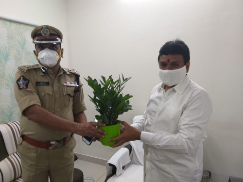 శాంతి భద్రత పై ప్రత్యేక దృష్టి సారించండి  సిపికి  మంత్రి వెలంపల్లి సూచన