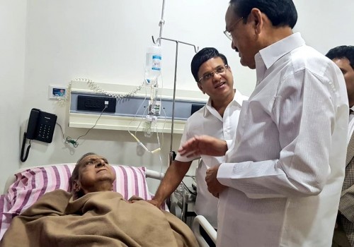 గొల్లపూడికి వెంకయ్య పరామర్శ..