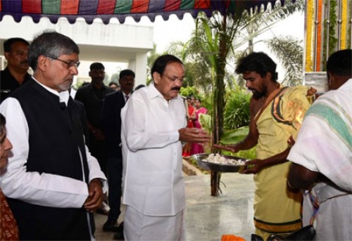 స్వర్ణభారతి ట్రస్టు వార్షికోత్సవానికి హాజరైన ఉపరాష్ట్రపతి వెంకయ్యనాయుడు