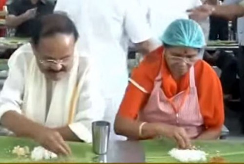 సాధారణ భక్తులతో భోజనం చేసిన ఉపరాష్ట్రపతి