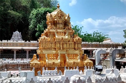 దుర్గగుడి వద్ద కొనసాగుతున్న పోలిసులు ఓవర్ యాక్షన్