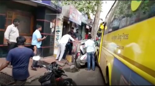 విజయవాడలో పాఠశాల బస్సు బీభత్సం