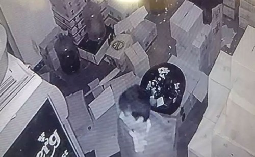 విజయవాడలో మద్యం షాపు లూటీ