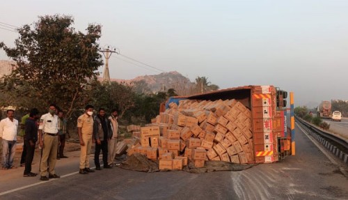 విజయవాడ హైవేపై బోల్తాపడ్డ లారీ