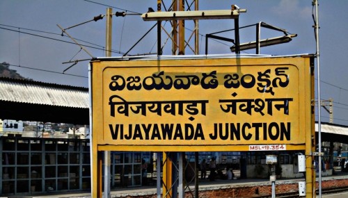 విజయవాడలో బారులు తీరిన ప్రయాణికులు

