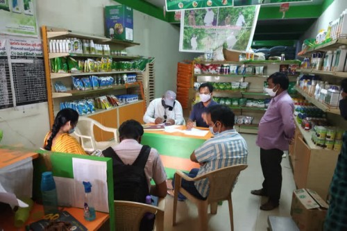 ఎరువుల దుకాణాలపై విజిలెన్స్ అధికారులు దాడులు