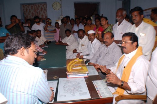 రెషన్ సరుకుల కోసం  తీవ్ర ఇబ్బందులు