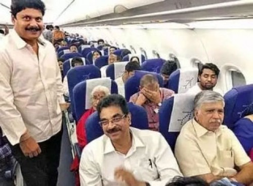 విశాఖలో గాల్లో చక్కర్లు కొట్టిన విమానం