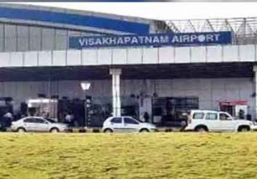 విశాఖ ఎయిర్ పోర్టు దగ్గర కొనసాగుతున్న ఉత్కంఠ