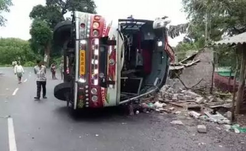 విశాఖ మన్యంలో ట్రావెల్స్ బస్సు బోల్తా

