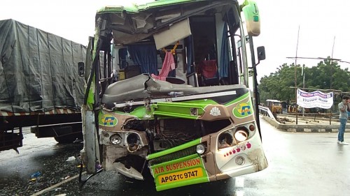 మనుబోలు వోల్వో బస్సు లారీ ఢీ