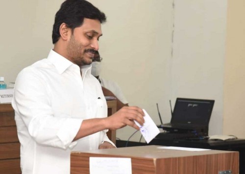 రాజ్యసభ ఎన్నికల్లో ఓటు హక్కు ను వినియోగించుకున్నా సీఎం వైఎస్ జగన్ మోహన్ రెడ్డి