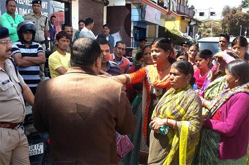  వైన్ షాపు ముందు మహిళల అందోళన