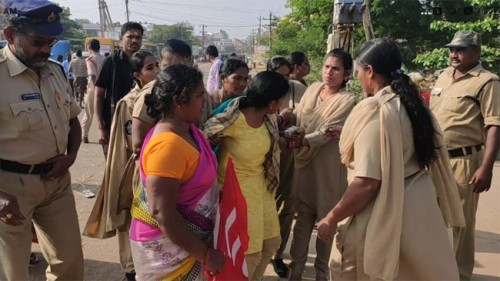 గొల్లప్రోలు పీఎస్ ముందు యువతి ధర్నా