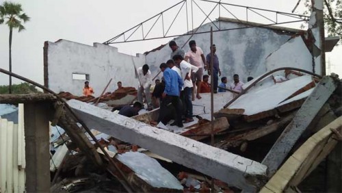 ఈదురుగాలుల బీభత్సం: వ్యక్తి మృతి