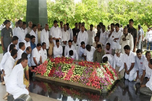 ఇడుపులపాయలో వైఎస్‌ ఘాట్‌ వద్ద జగన్‌ నివాళి