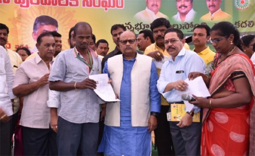 డ్వాక్రా సంఘాలు  స్టాల్స్ ను పరిశీలించిన మంత్రి యనమల