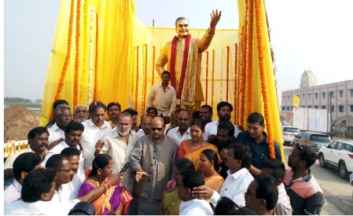 మోడీ గ్రాఫ్ పడి పోవడంతో తెరపైకి రిజర్వేషన్ల అంశం: యనమల