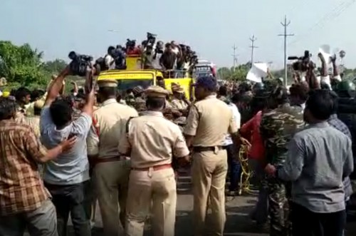 చంద్రబాబు కాన్వాయ్ ను అడ్డుకున్న వైసీపీ నాయకులు