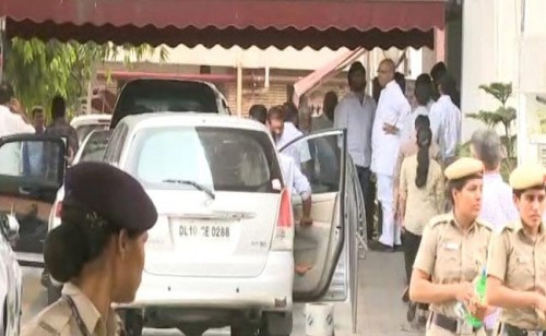ఈసీని కలిసిన వైసీపీ నేతల బృందం