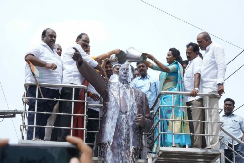 అంబేద్కర్ విగ్రహానికి పాలాభిషేకం చేసిన వైసీపీ ఎమ్యెల్యే లు