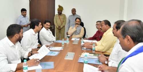 ఒక్క ఏపీలోనే కిలో ఉల్లి రూ.25కు అమ్ముతున్నాం:సీఎం