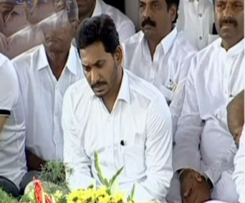 వైఎస్‌కు జగన్‌ నివాళి