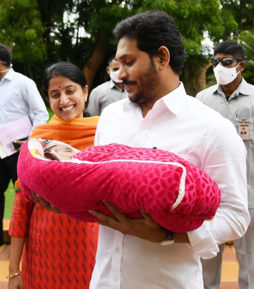 చిన్నారికి సీఎం ఆశీర్వాదం.. 