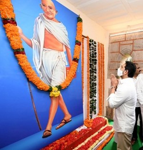 గాంధీ క‌ల‌లుక‌న్న దేశాన్ని నిర్మించేందుకు ముంద‌డుగు వేస్తున్నాం : జ‌గ‌న్